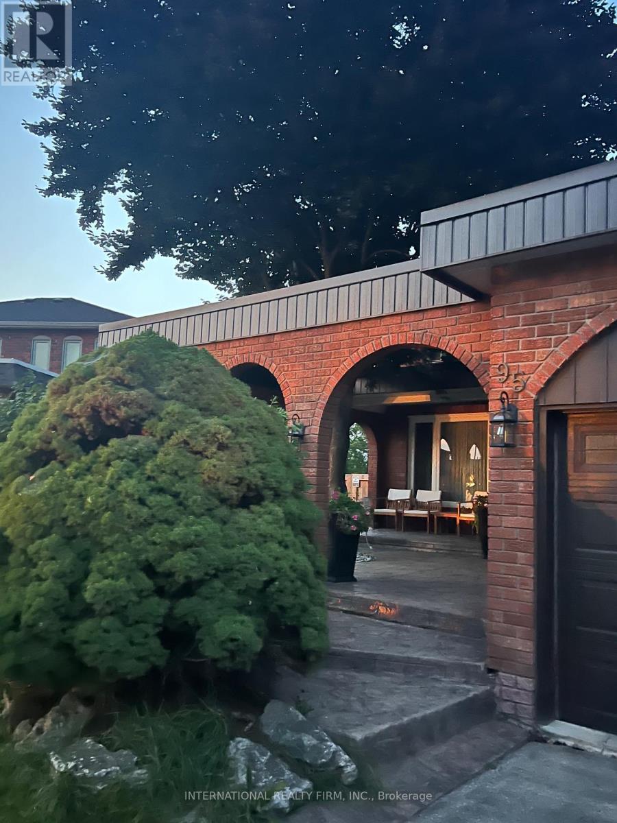 95 Dunstan Crescent, Vaughan, Ontario  L4L 3W5 - Photo 2 - N12436771