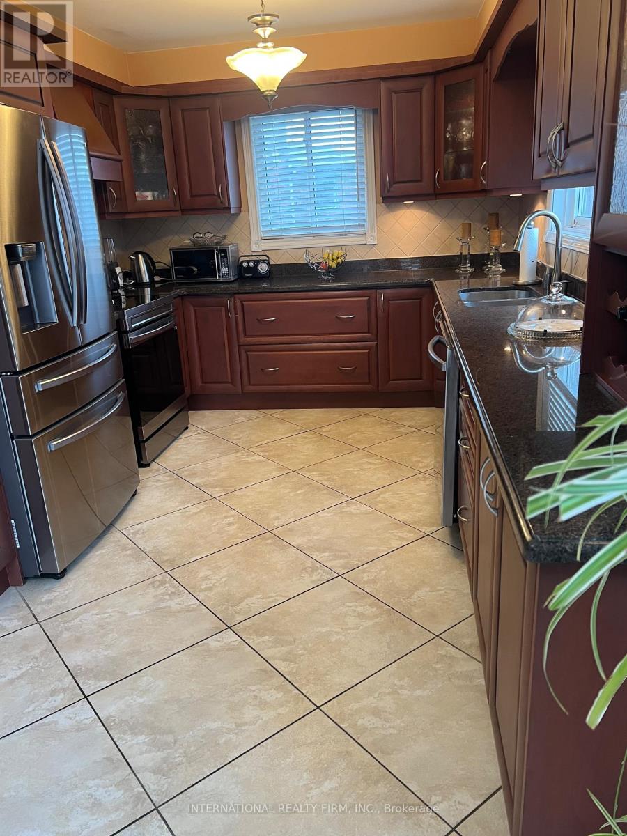 95 Dunstan Crescent, Vaughan, Ontario  L4L 3W5 - Photo 5 - N12436771