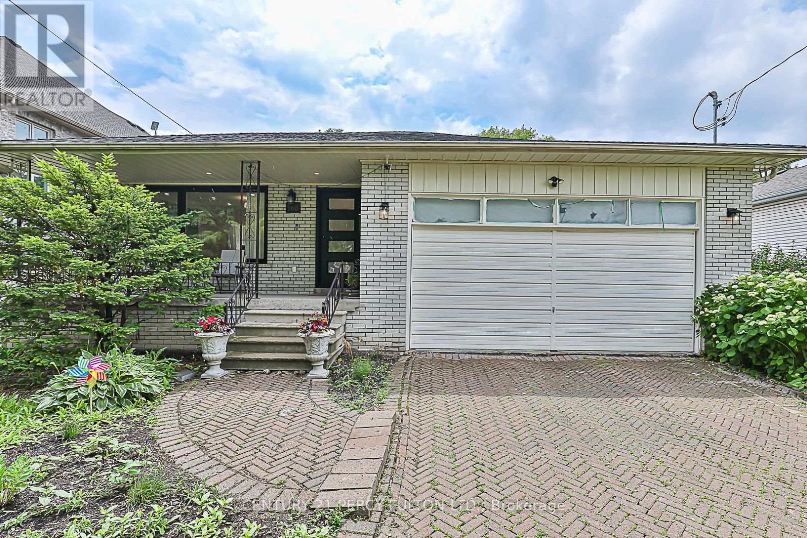 168 Ruggles Avenue, Richmond Hill, Ontario  L4C 1Y4 - Photo 2 - N12436846