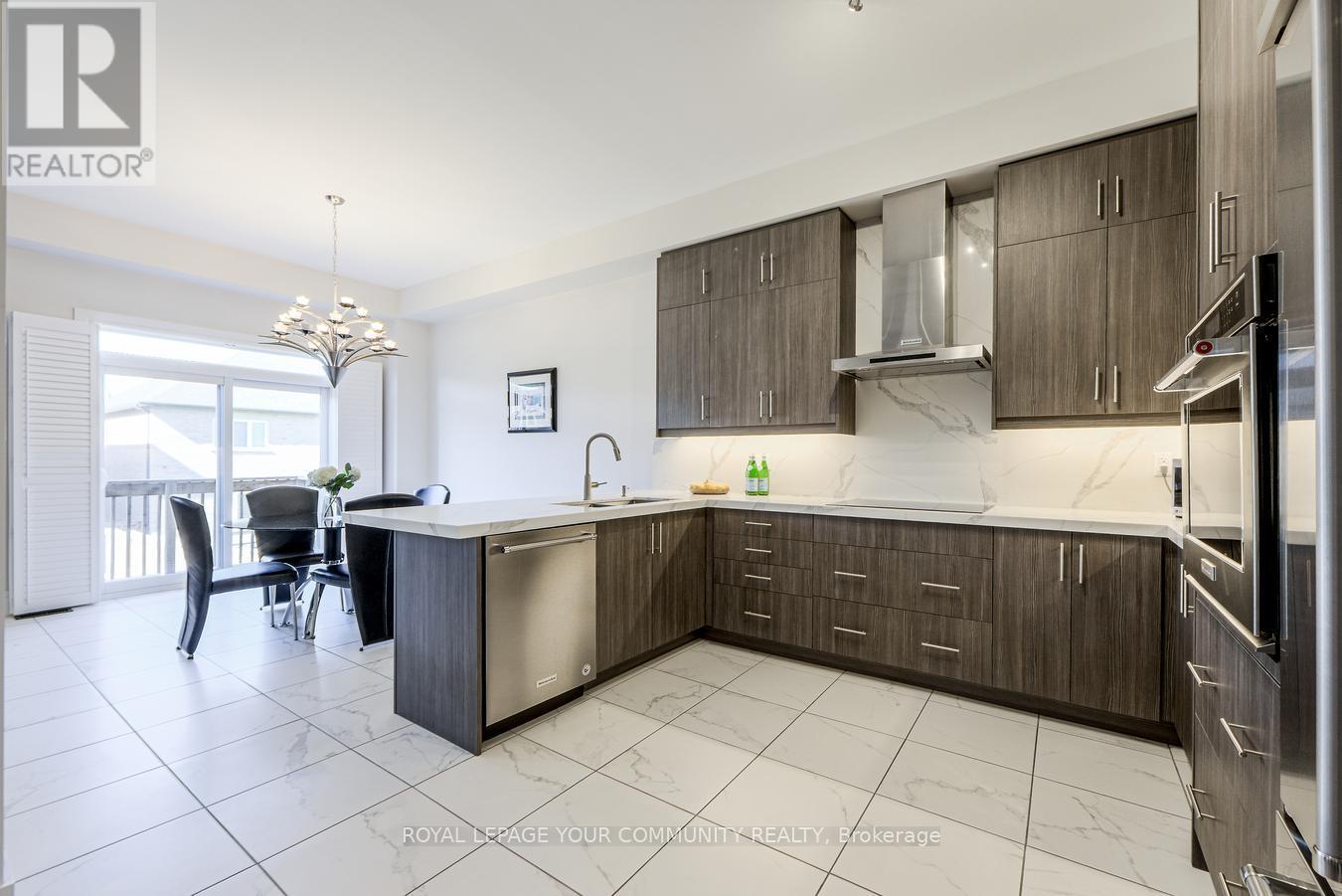 30 Tyndall Drive, Bradford West Gwillimbury, Ontario  L3Z 4G6 - Photo 10 - N12436905