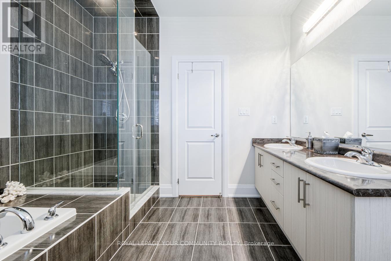 30 Tyndall Drive, Bradford West Gwillimbury, Ontario  L3Z 4G6 - Photo 29 - N12436905
