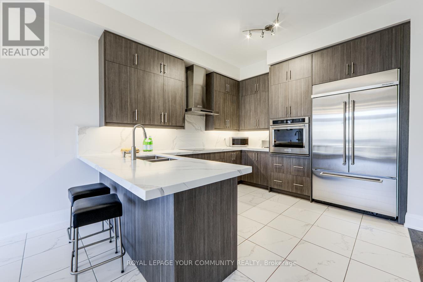 30 Tyndall Drive, Bradford West Gwillimbury, Ontario  L3Z 4G6 - Photo 7 - N12436905