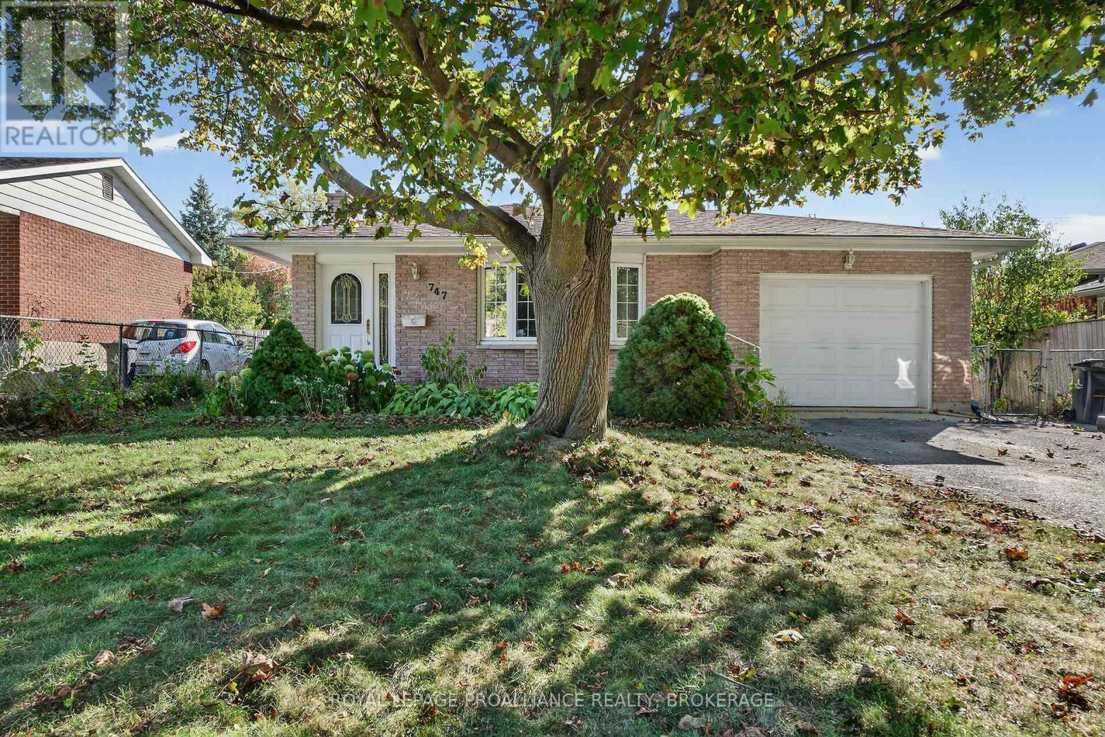 747 Laidlaw Crescent, Kingston, Ontario  K7M 5M3 - Photo 2 - X12437208