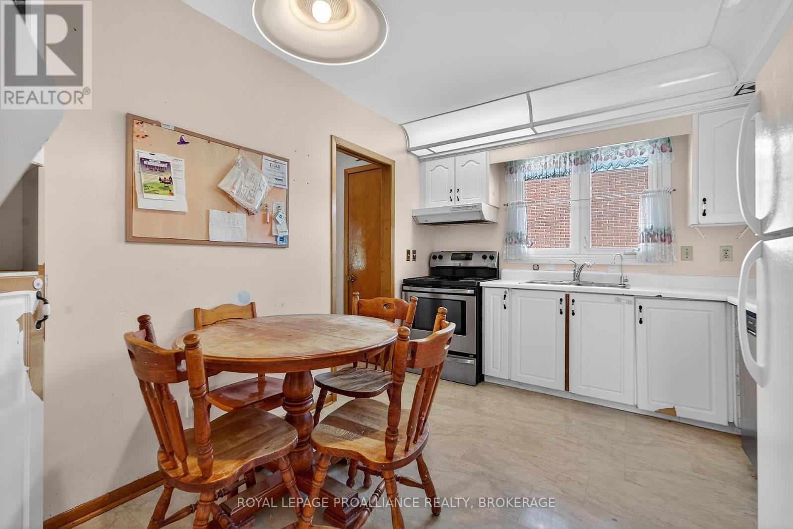 747 Laidlaw Crescent, Kingston, Ontario  K7M 5M3 - Photo 6 - X12437208