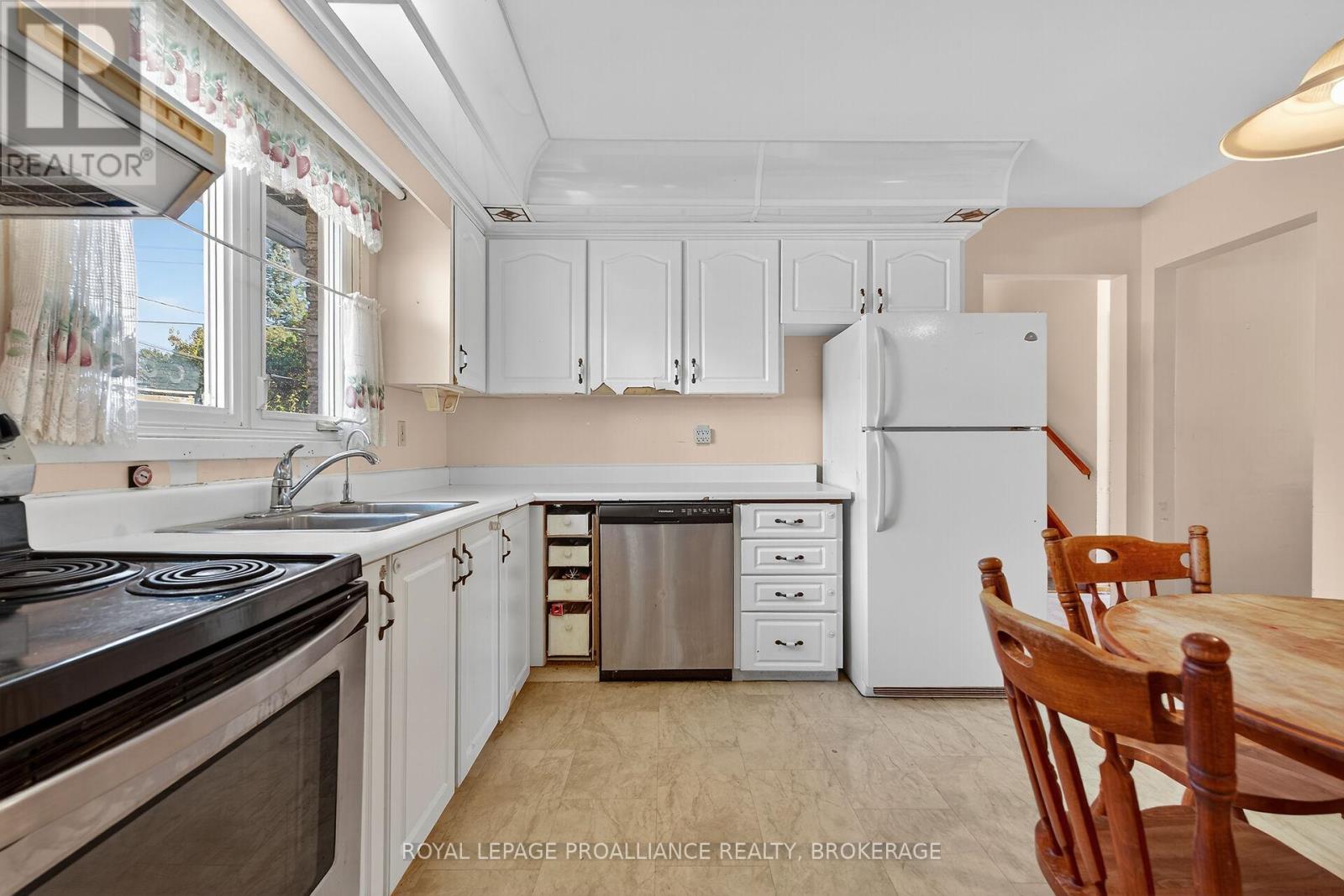 747 Laidlaw Crescent, Kingston, Ontario  K7M 5M3 - Photo 7 - X12437208