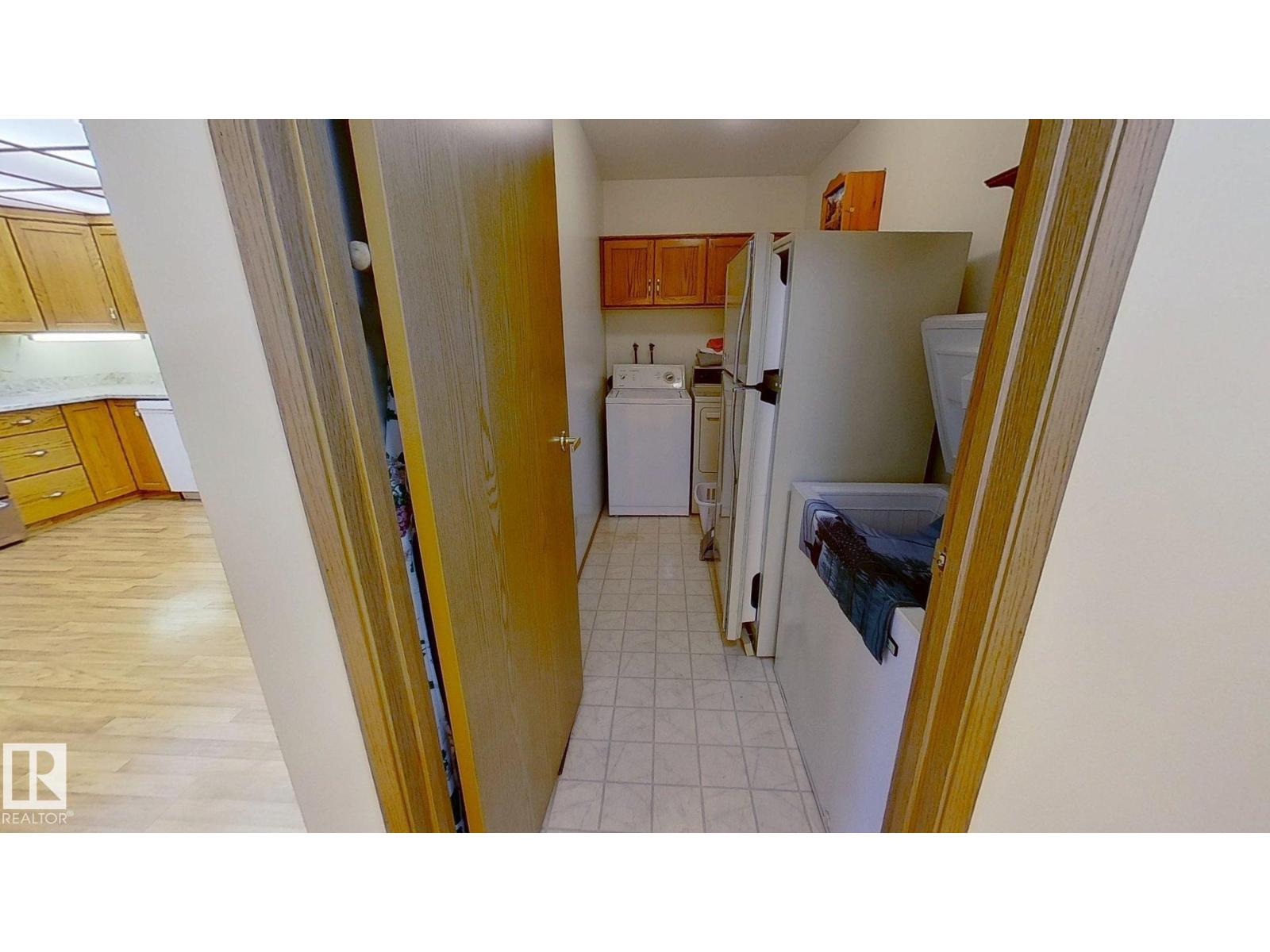 3924 56a Street Cl, Camrose, Alberta  T4V 4L1 - Photo 9 - E4460196