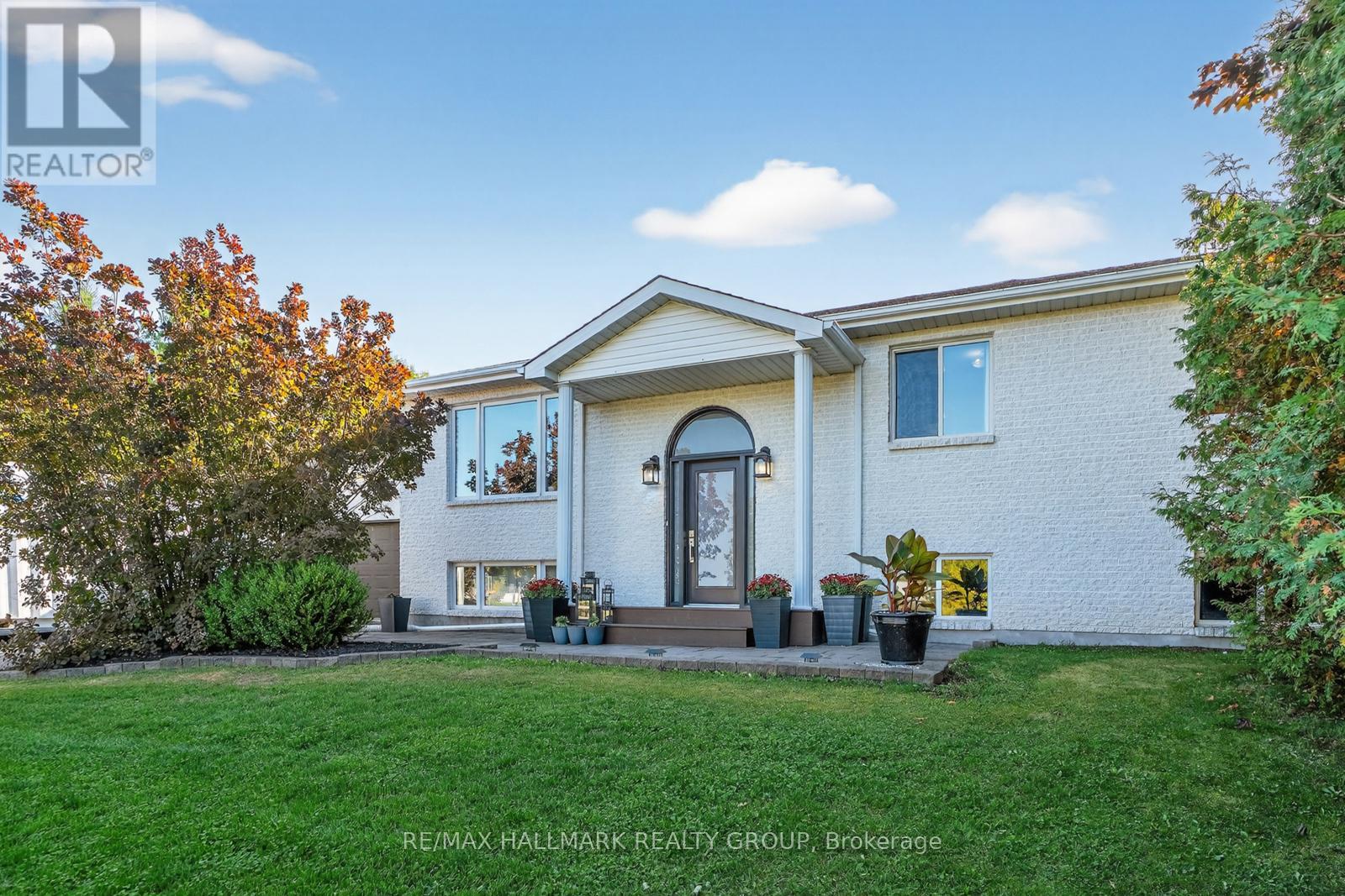2851 Glenwood Drive, Ottawa, Ontario  K0A 2P0 - Photo 2 - X12437280