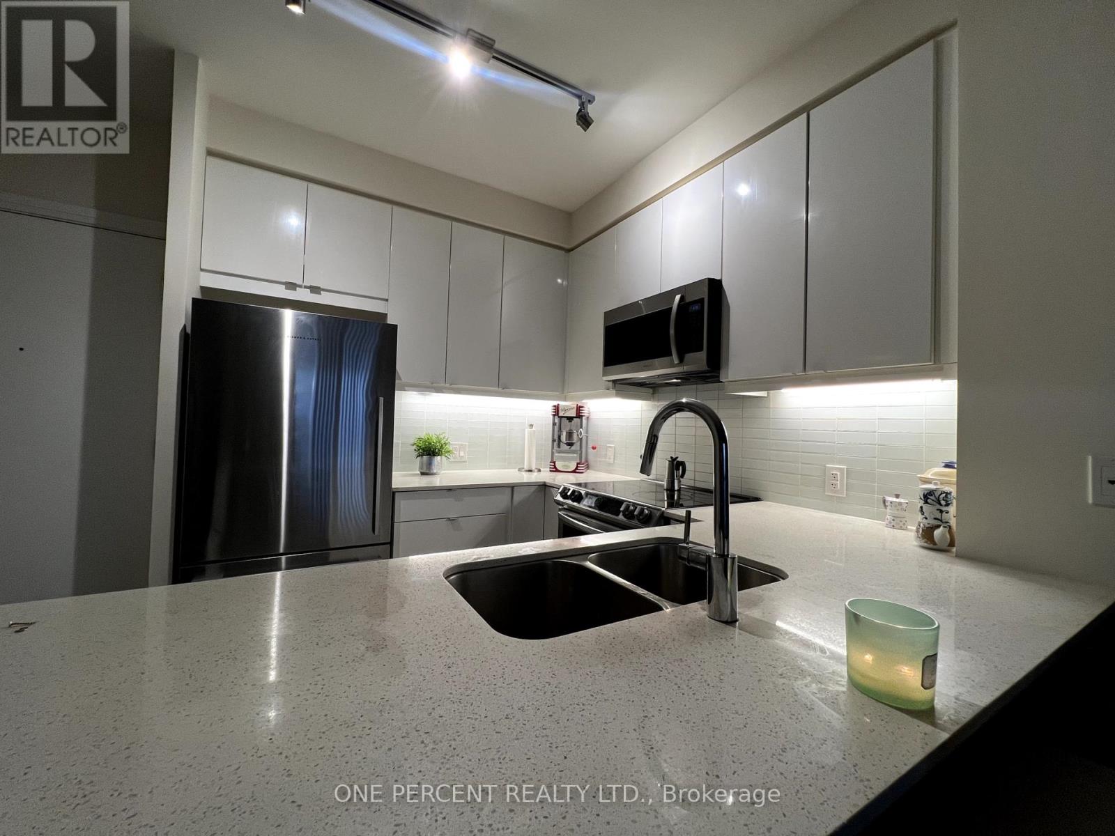 819 - 50 Thomas Riley Road, Toronto, Ontario  M9B 0C1 - Photo 2 - W12436803