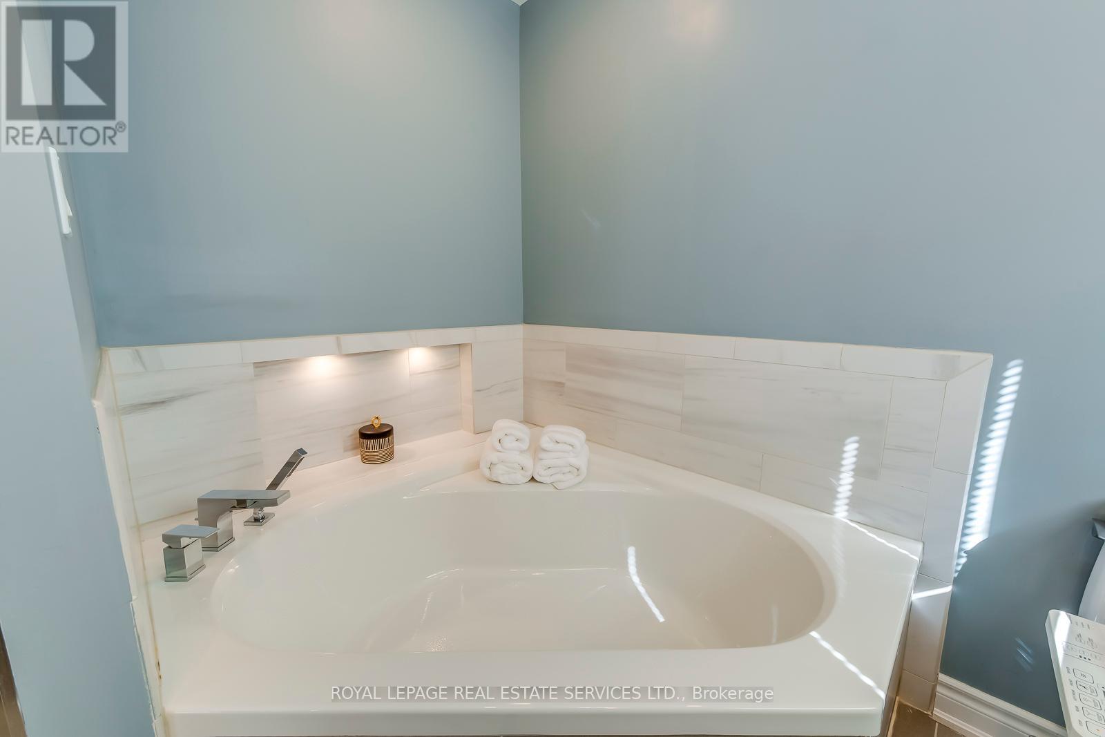 1460 Caulder Drive, Oakville, Ontario  L6J 5S9 - Photo 32 - W12436812