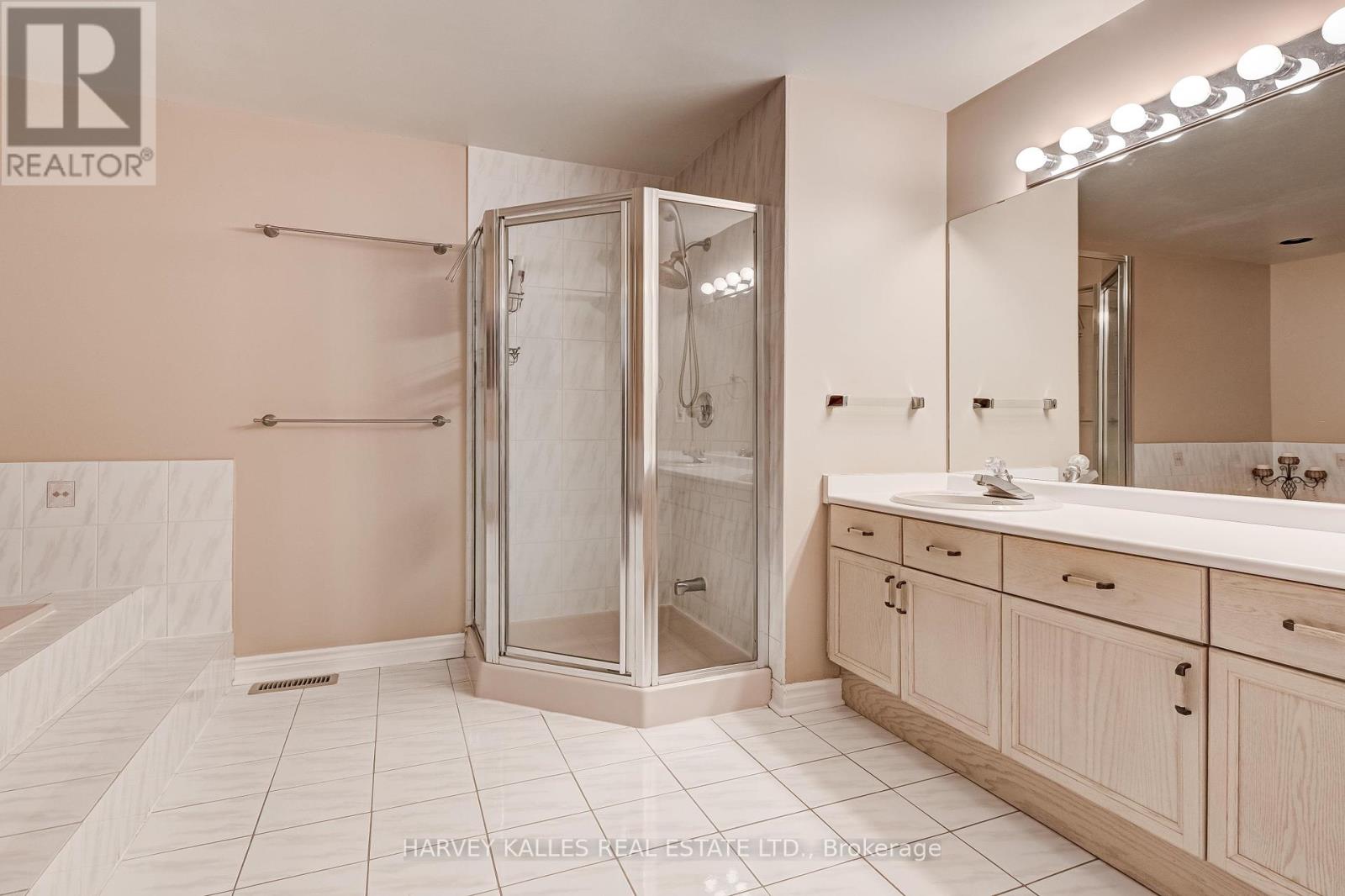 5108 Forest Hill Drive, Mississauga, Ontario  L5M 5A3 - Photo 18 - W12436866
