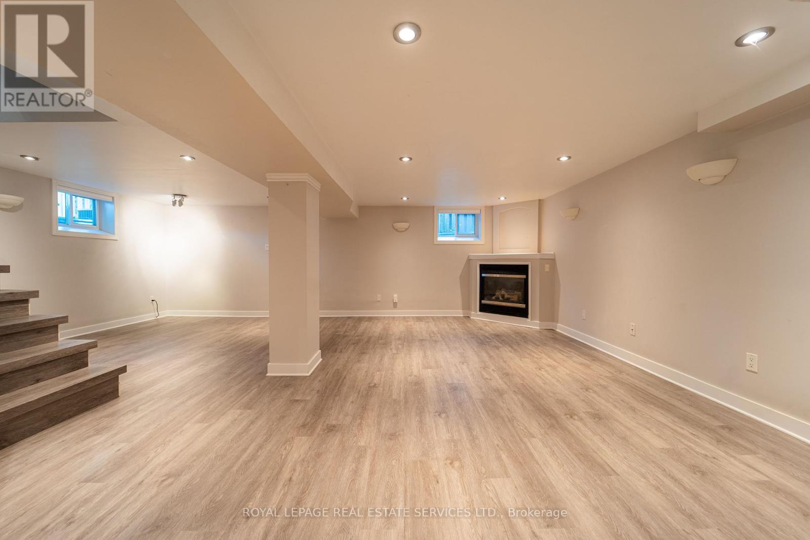 1071 Joan Drive, Burlington, Ontario  L7T 3H3 - Photo 12 - W12436881