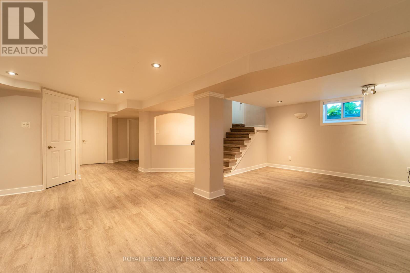 1071 Joan Drive, Burlington, Ontario  L7T 3H3 - Photo 13 - W12436881