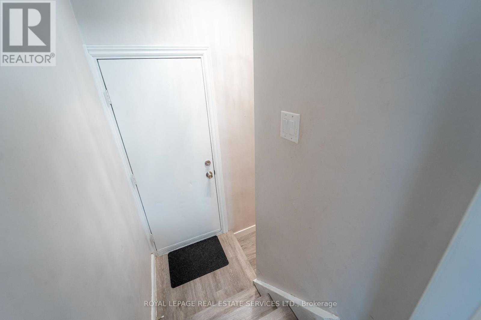 1071 Joan Drive, Burlington, Ontario  L7T 3H3 - Photo 19 - W12436881