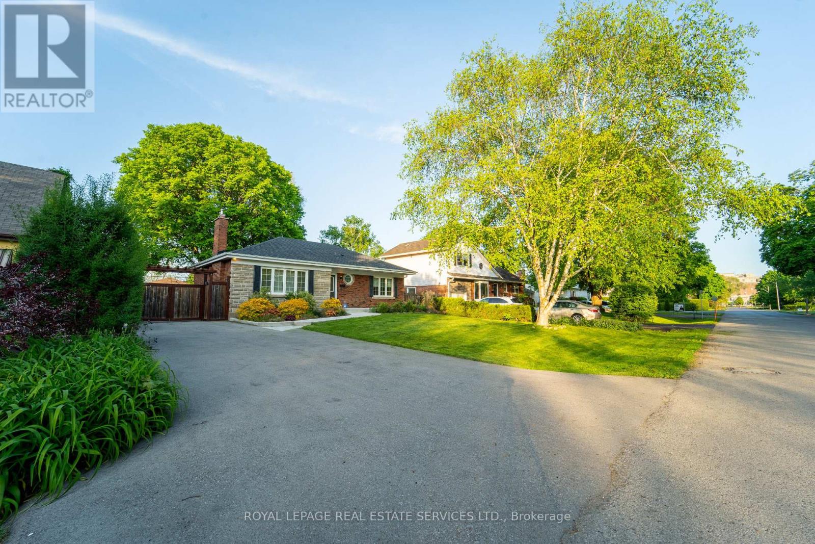 1071 Joan Drive, Burlington, Ontario  L7T 3H3 - Photo 2 - W12436881