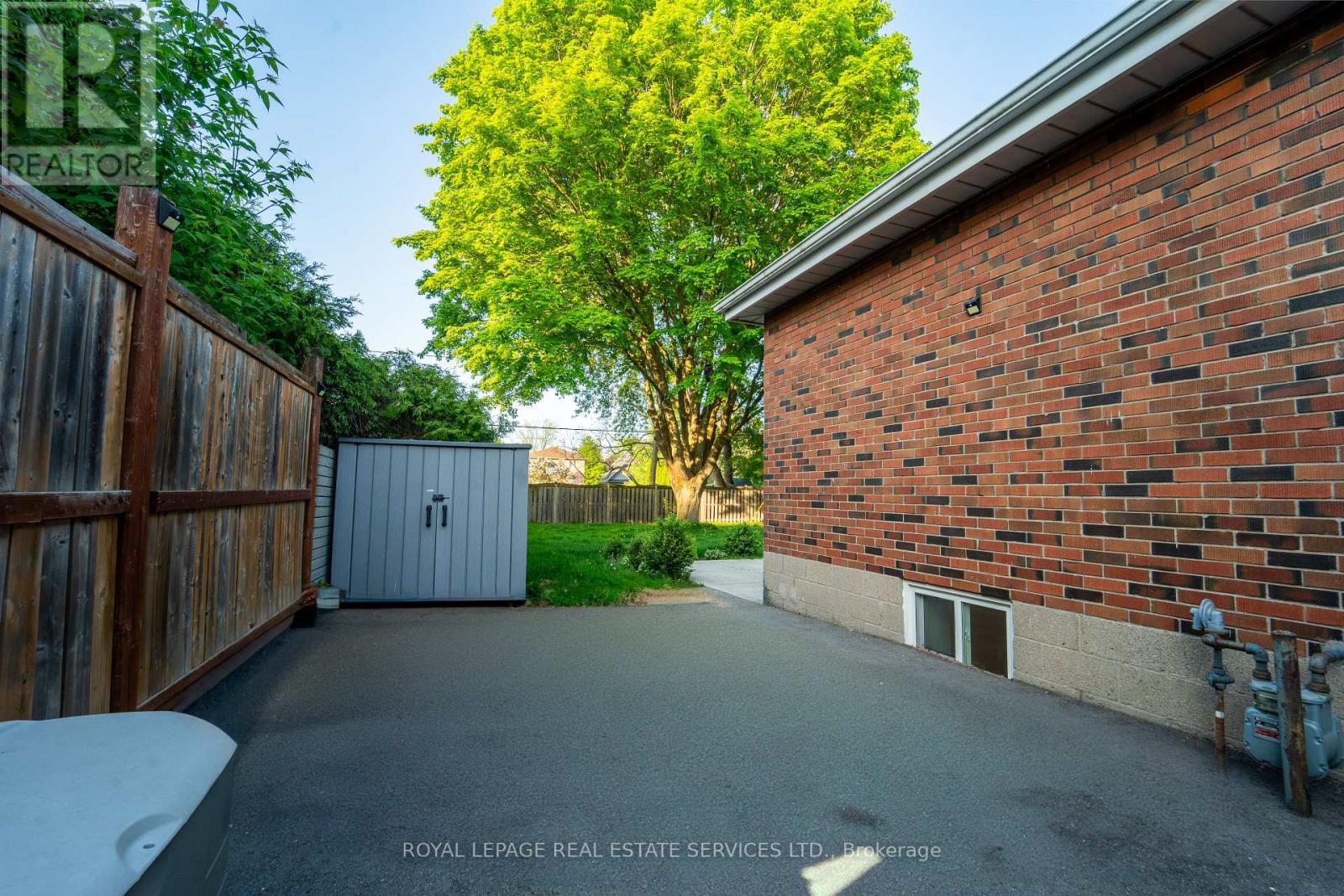 1071 Joan Drive, Burlington, Ontario  L7T 3H3 - Photo 20 - W12436881