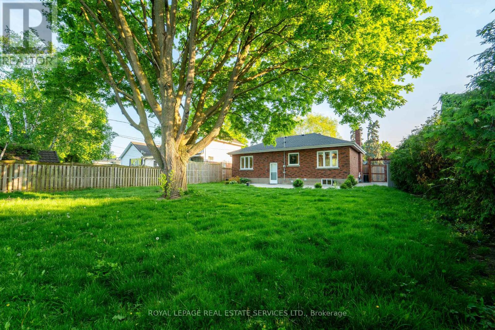 1071 Joan Drive, Burlington, Ontario  L7T 3H3 - Photo 21 - W12436881