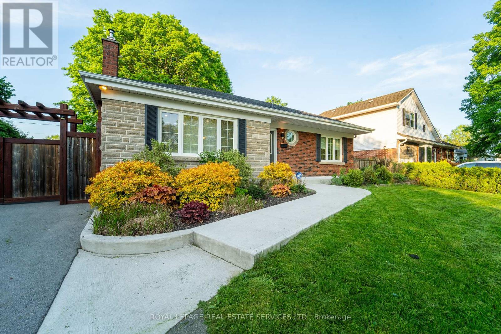 1071 Joan Drive, Burlington, Ontario  L7T 3H3 - Photo 3 - W12436881