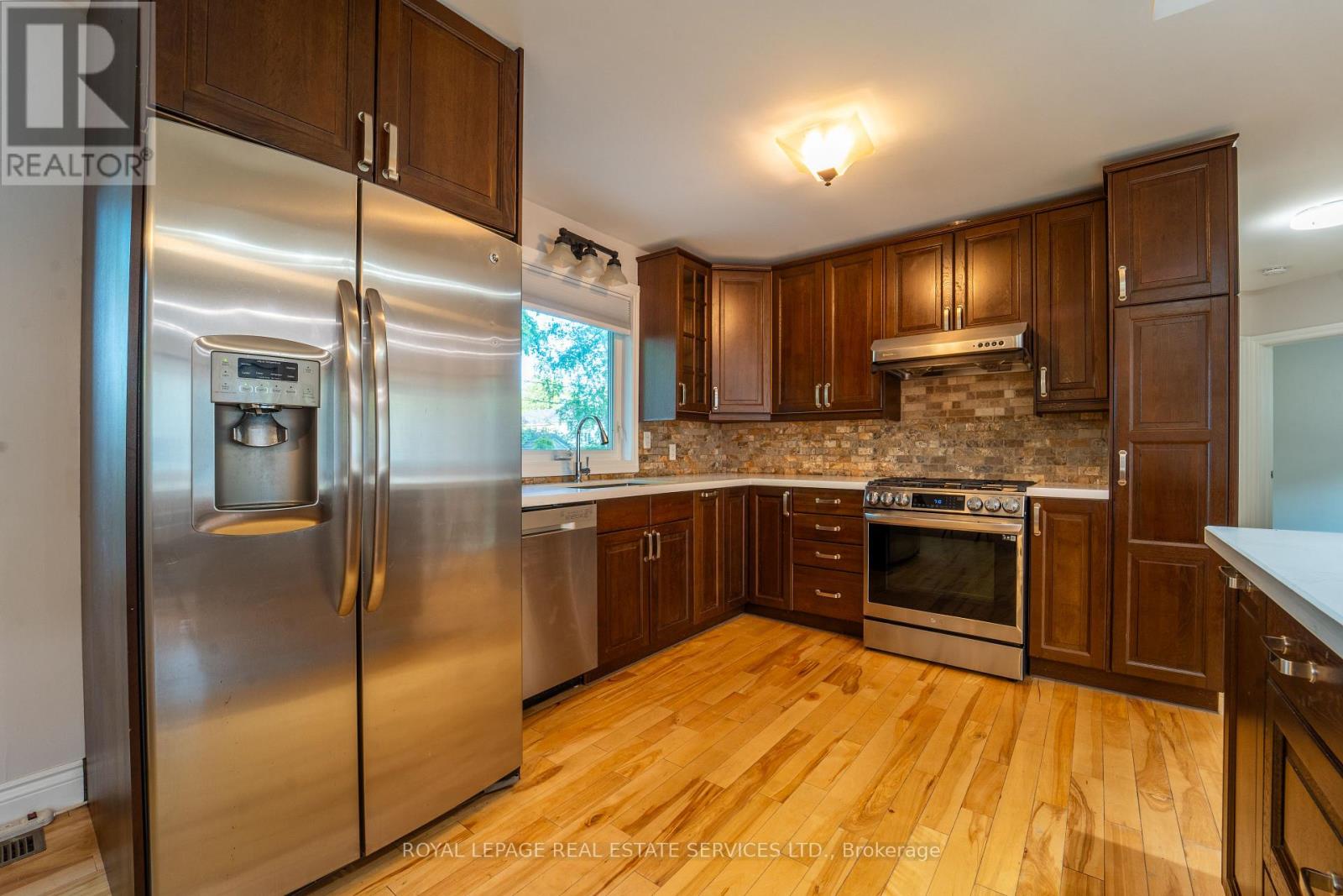 1071 Joan Drive, Burlington, Ontario  L7T 3H3 - Photo 4 - W12436881