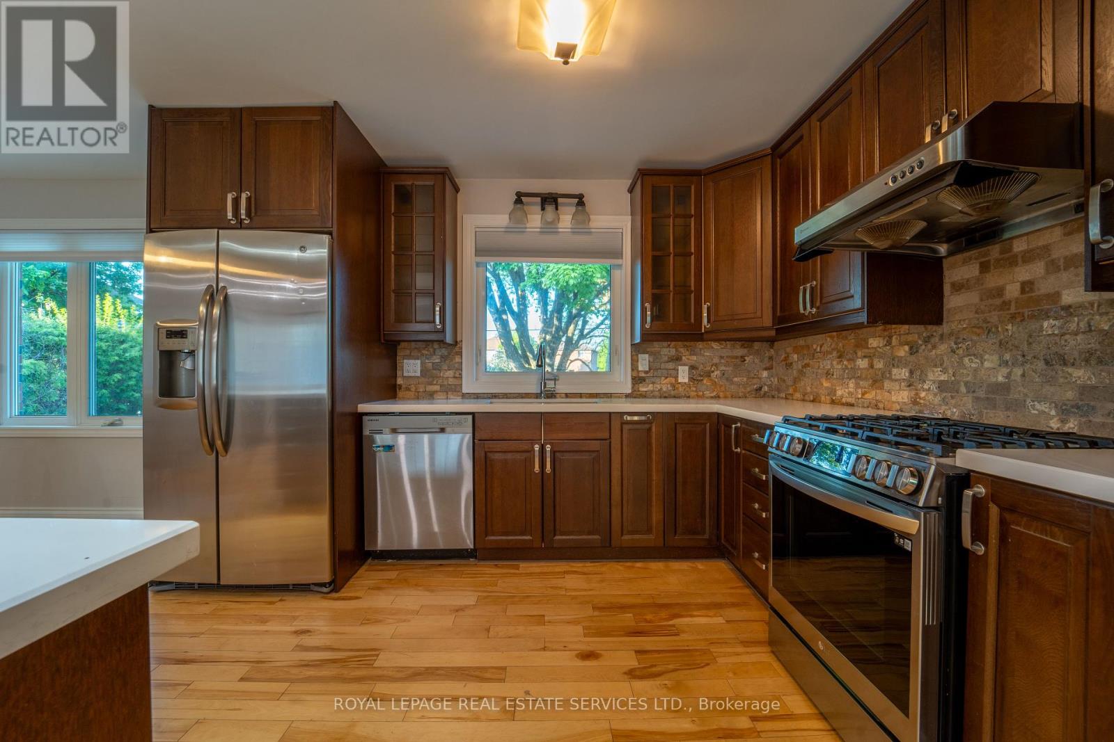 1071 Joan Drive, Burlington, Ontario  L7T 3H3 - Photo 5 - W12436881