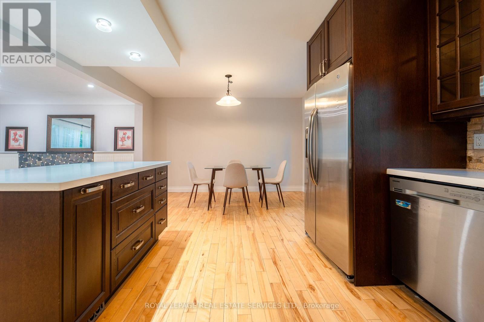 1071 Joan Drive, Burlington, Ontario  L7T 3H3 - Photo 6 - W12436881