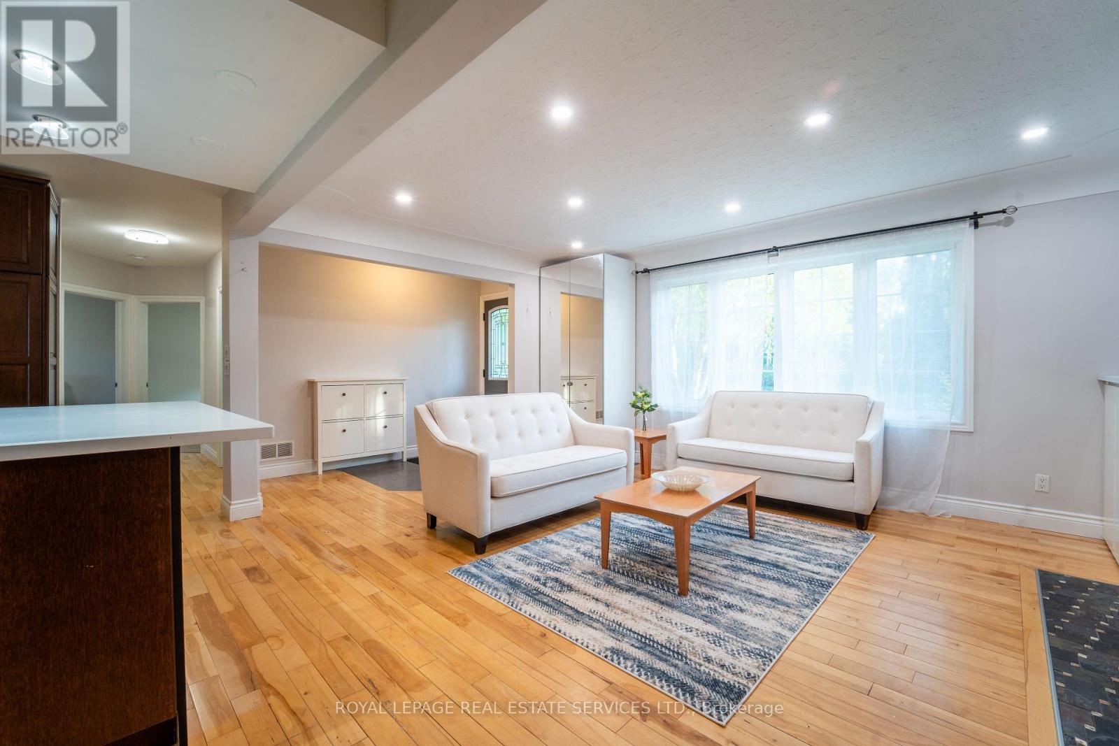 1071 Joan Drive, Burlington, Ontario  L7T 3H3 - Photo 7 - W12436881