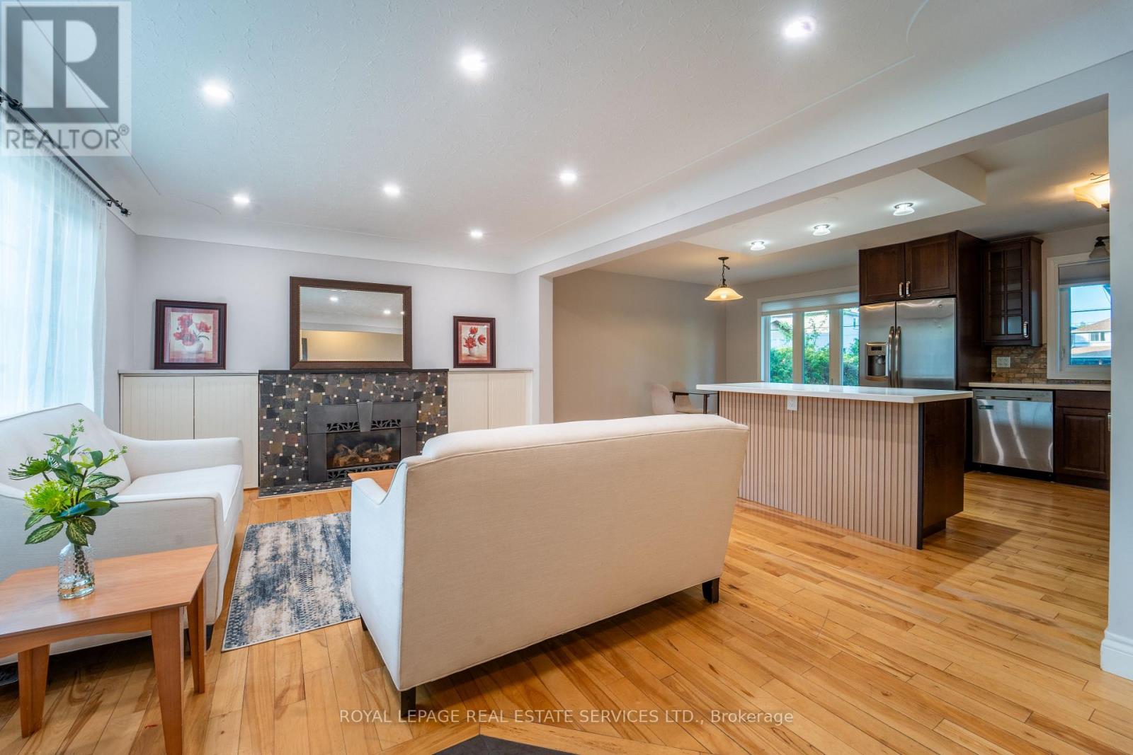 1071 Joan Drive, Burlington, Ontario  L7T 3H3 - Photo 8 - W12436881