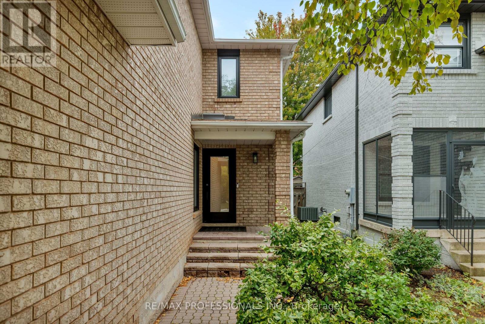 6433 Longspur Road, Mississauga, Ontario  L5N 6E4 - Photo 2 - W12436887