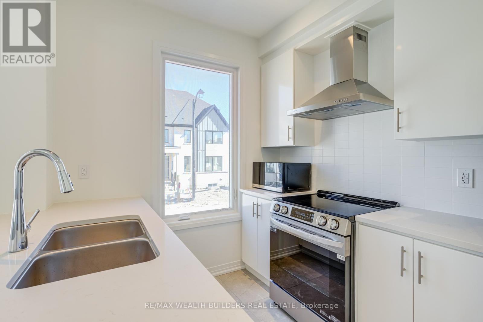 1 Kings Hill Drive, Brampton, Ontario  L7A 0B8 - Photo 12 - W12436935