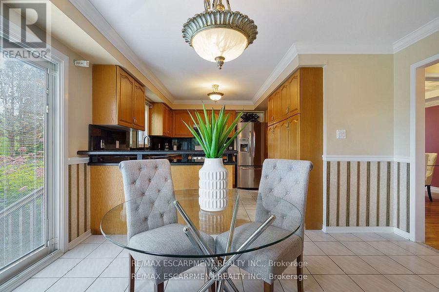6451 Alderwood Trail, Mississauga, Ontario  L5N 6W8 - Photo 16 - W12436936