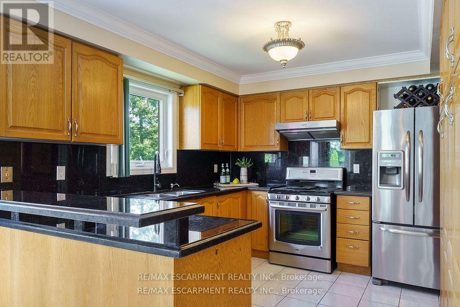 6451 Alderwood Trail, Mississauga, Ontario  L5N 6W8 - Photo 18 - W12436936