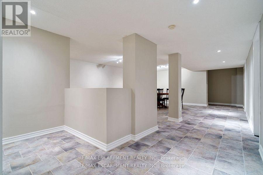 6451 Alderwood Trail, Mississauga, Ontario  L5N 6W8 - Photo 35 - W12436936