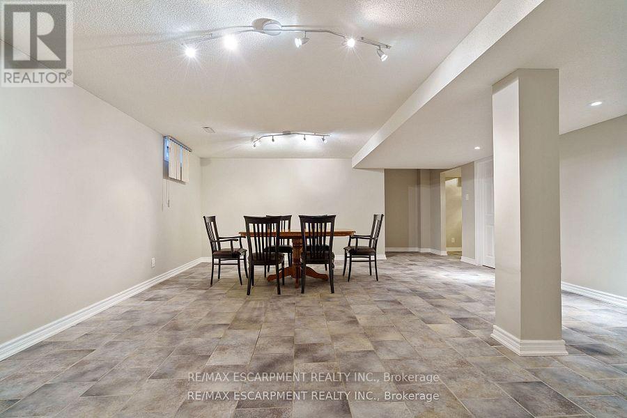 6451 Alderwood Trail, Mississauga, Ontario  L5N 6W8 - Photo 36 - W12436936