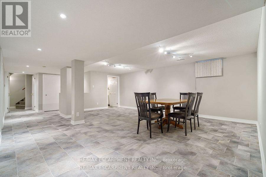 6451 Alderwood Trail, Mississauga, Ontario  L5N 6W8 - Photo 37 - W12436936