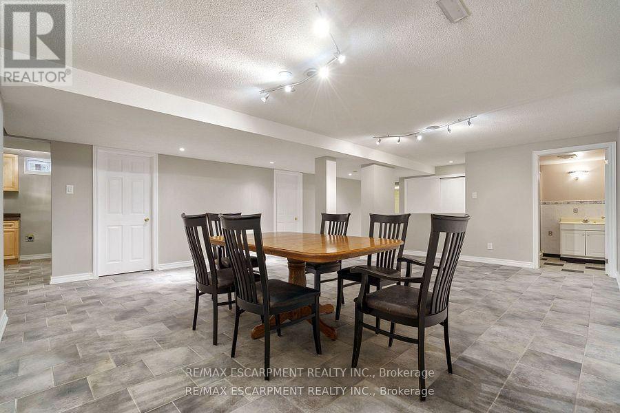 6451 Alderwood Trail, Mississauga, Ontario  L5N 6W8 - Photo 39 - W12436936