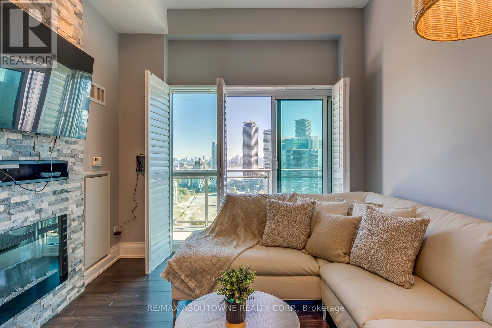 2524 - 165 Legion Road N, Toronto (Mimico), Ontario  M8Y 0B3 - Photo 9 - W12436942