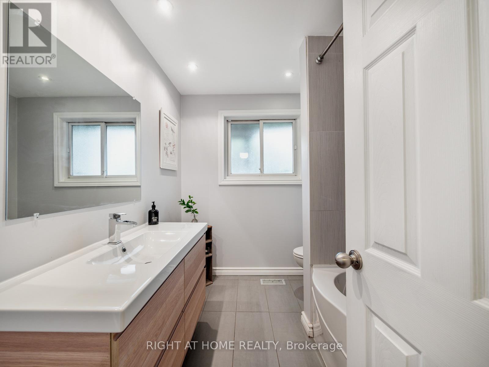 5509 Hixon Avenue, Burlington, Ontario  L7L 3S1 - Photo 14 - W12436964