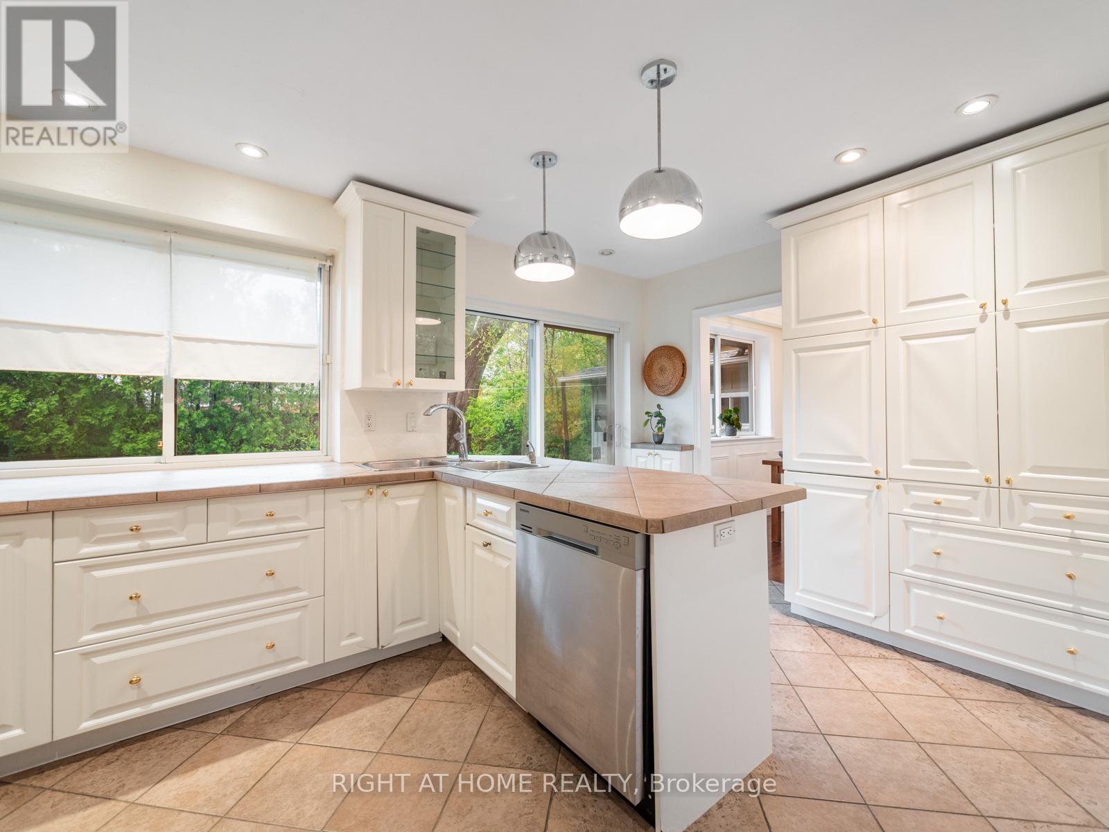 5509 Hixon Avenue, Burlington, Ontario  L7L 3S1 - Photo 7 - W12436964