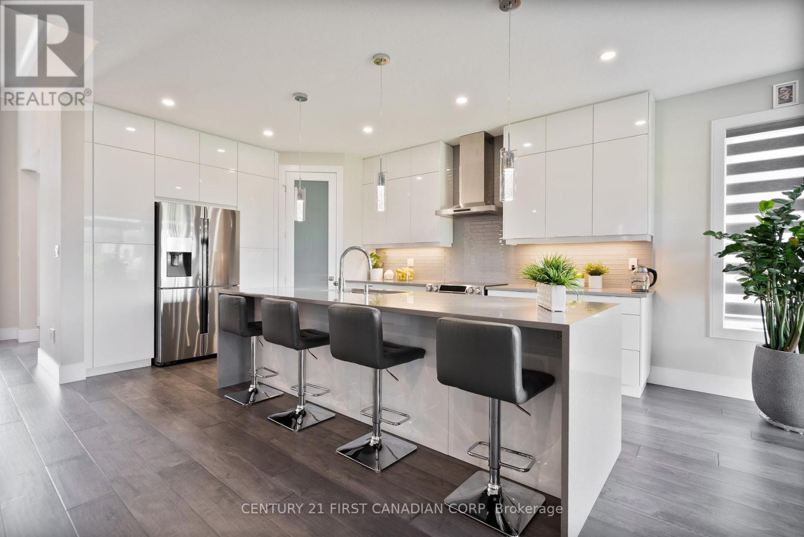 16 Foxborough Place, Thames Centre, Ontario  N0M 2P0 - Photo 8 - X12437212