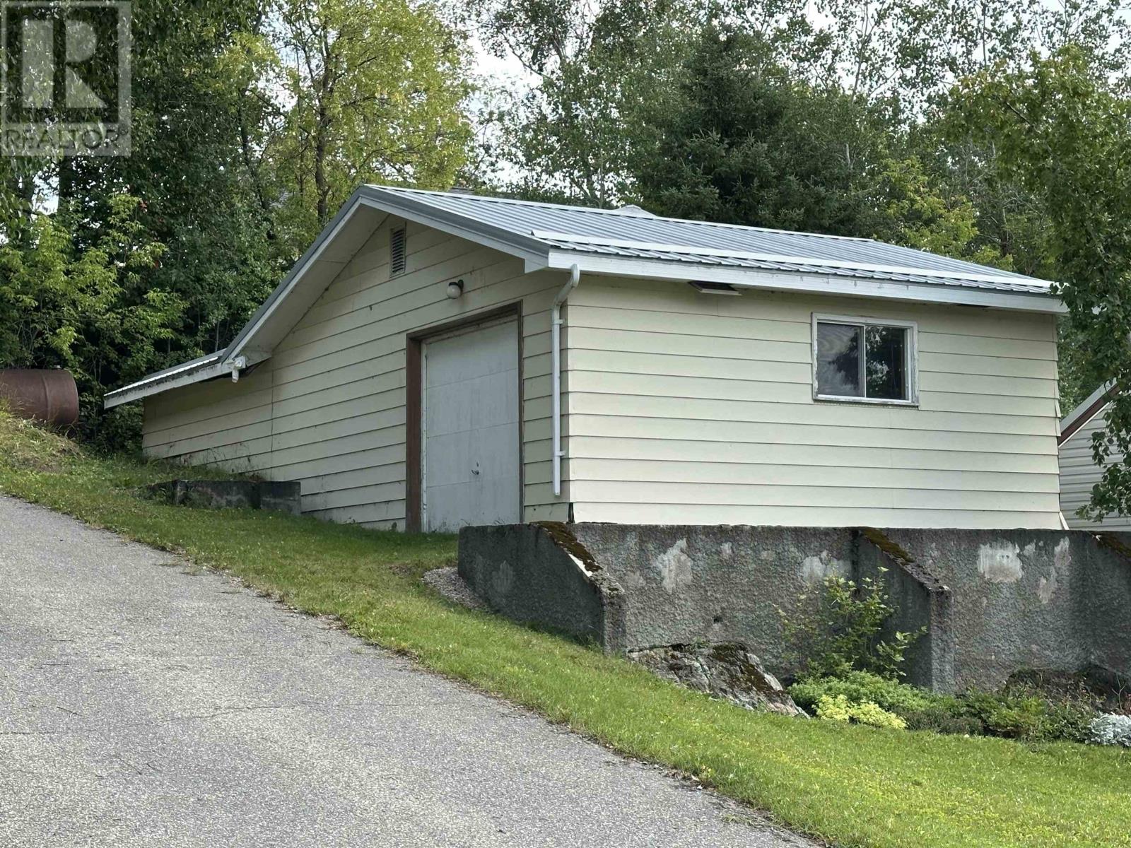 16 Lakeview Avenue, Cochenour, Ontario  P0V 1L0 - Photo 6 - TB253107