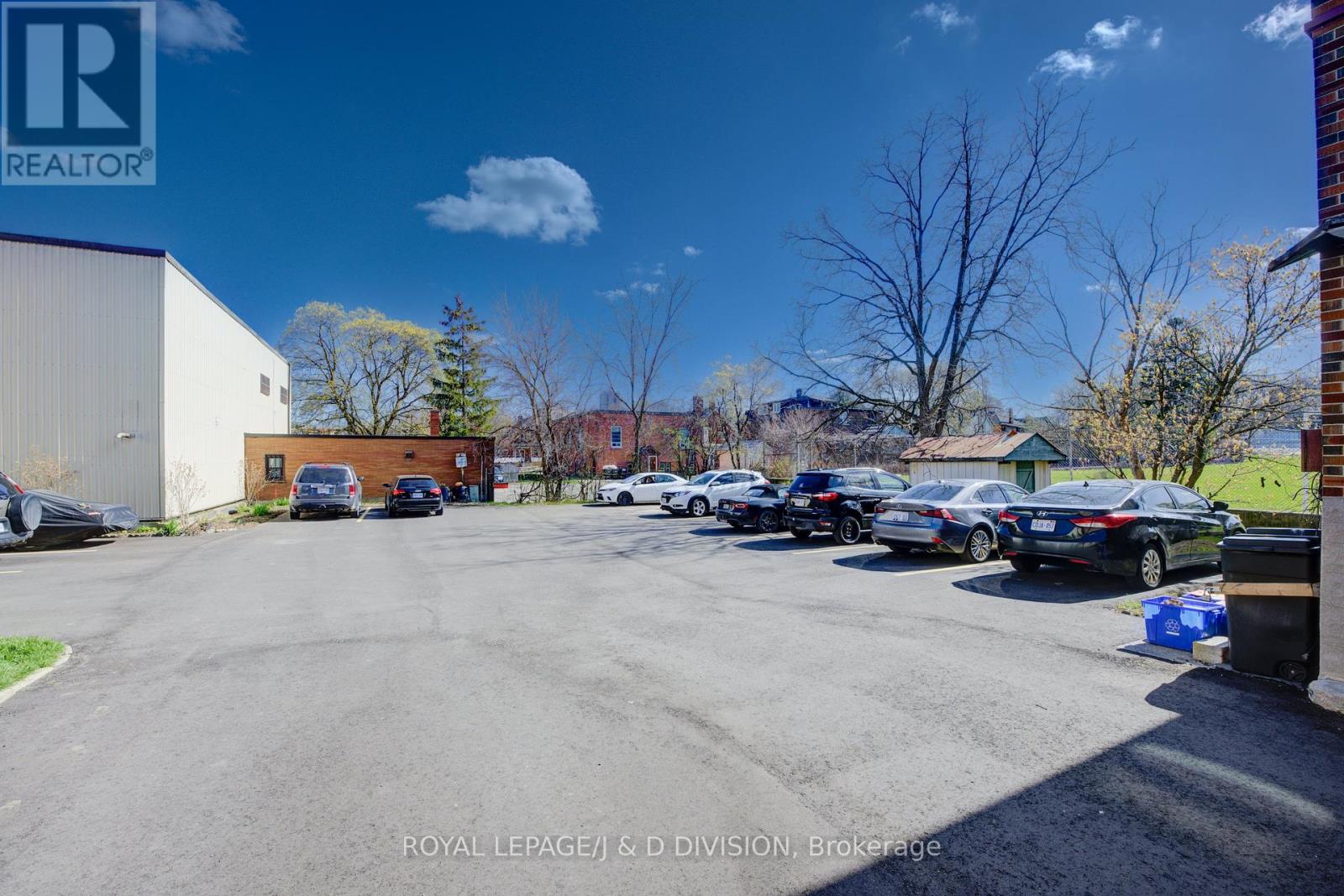 345 Louisa Street, Kitchener, Ontario  N2H 5N1 - Photo 4 - X12436725