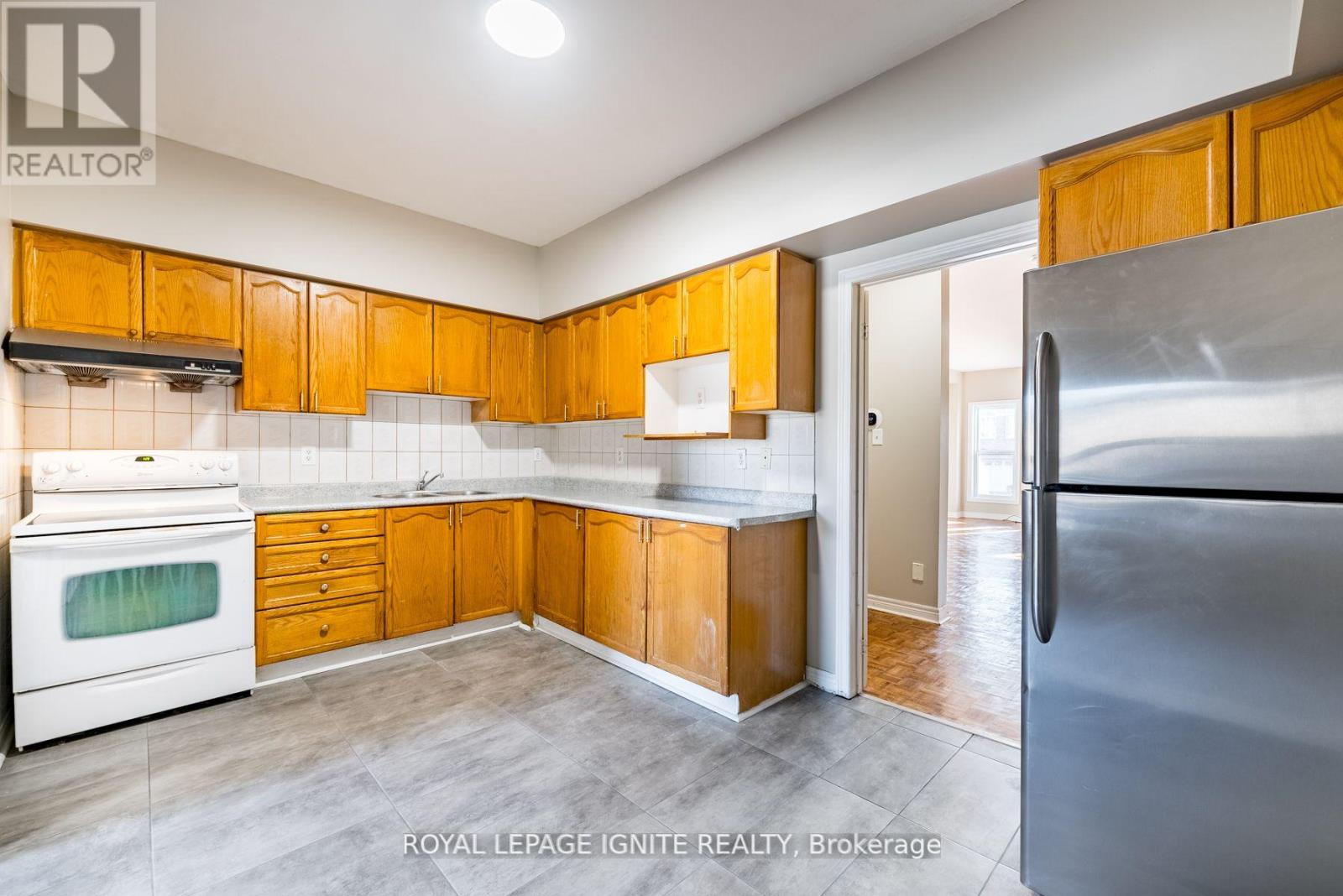 Upper - 176 Wright Avenue, Toronto, Ontario  M9N 3Z2 - Photo 12 - W12436978
