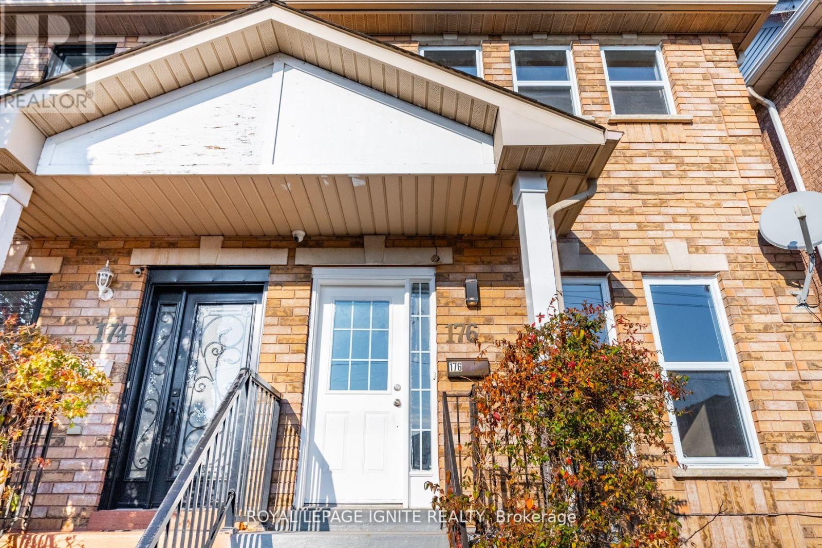 Upper - 176 Wright Avenue, Toronto, Ontario  M9N 3Z2 - Photo 3 - W12436978