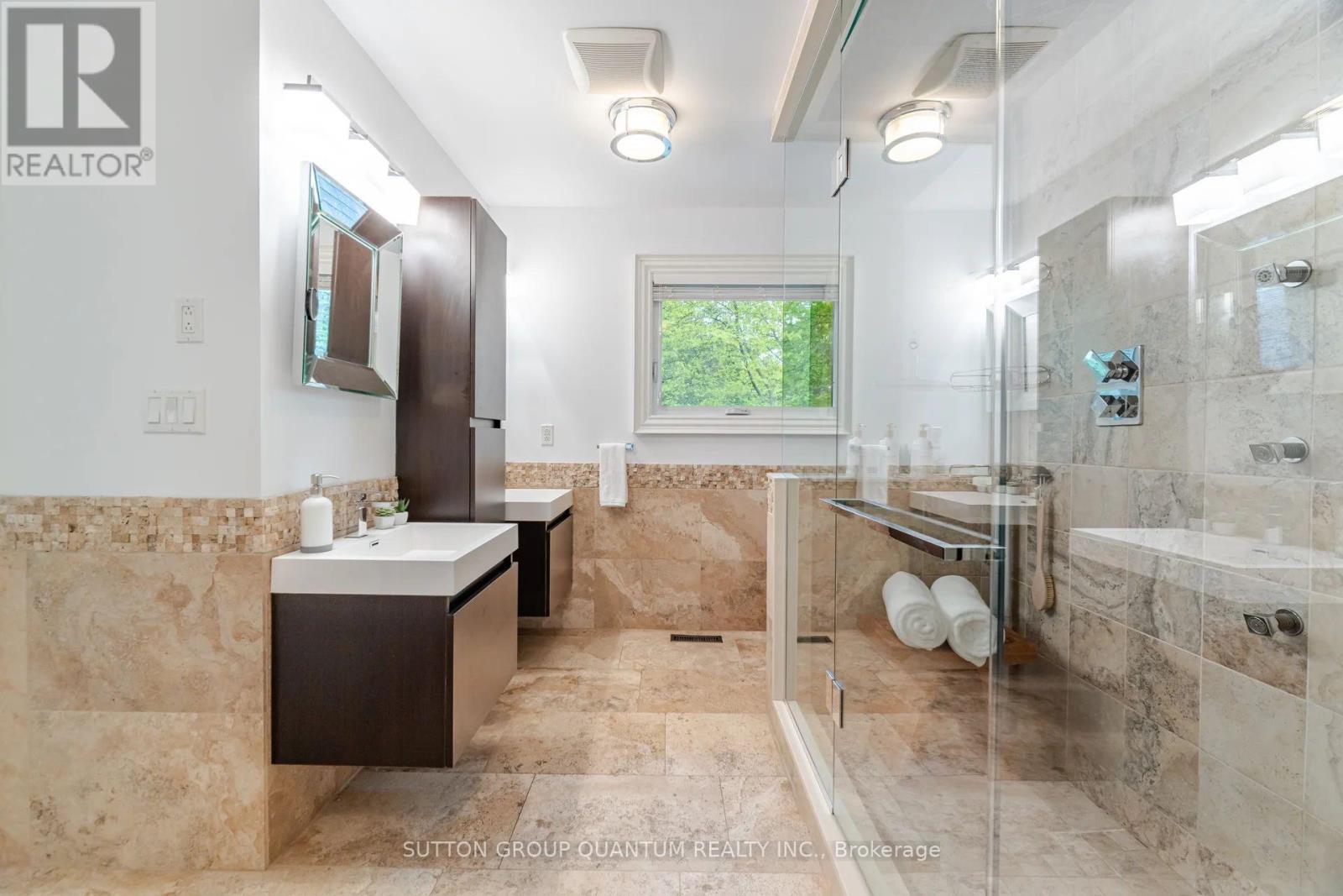 1063 Greenoaks Drive, Mississauga, Ontario  L5J 3A1 - Photo 21 - W12436989