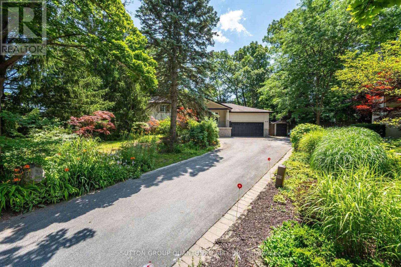 1063 Greenoaks Drive, Mississauga, Ontario  L5J 3A1 - Photo 3 - W12436989