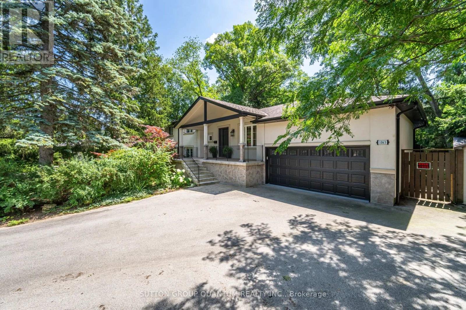 1063 Greenoaks Drive, Mississauga, Ontario  L5J 3A1 - Photo 4 - W12436989