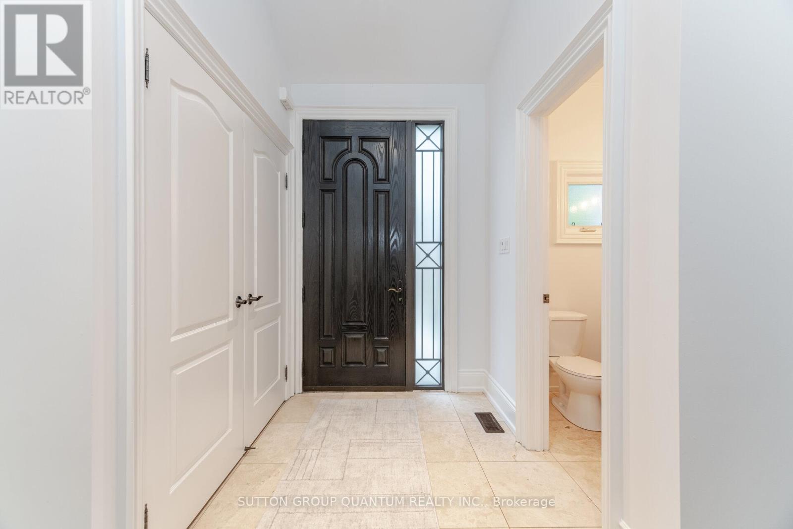 1063 Greenoaks Drive, Mississauga, Ontario  L5J 3A1 - Photo 6 - W12436989