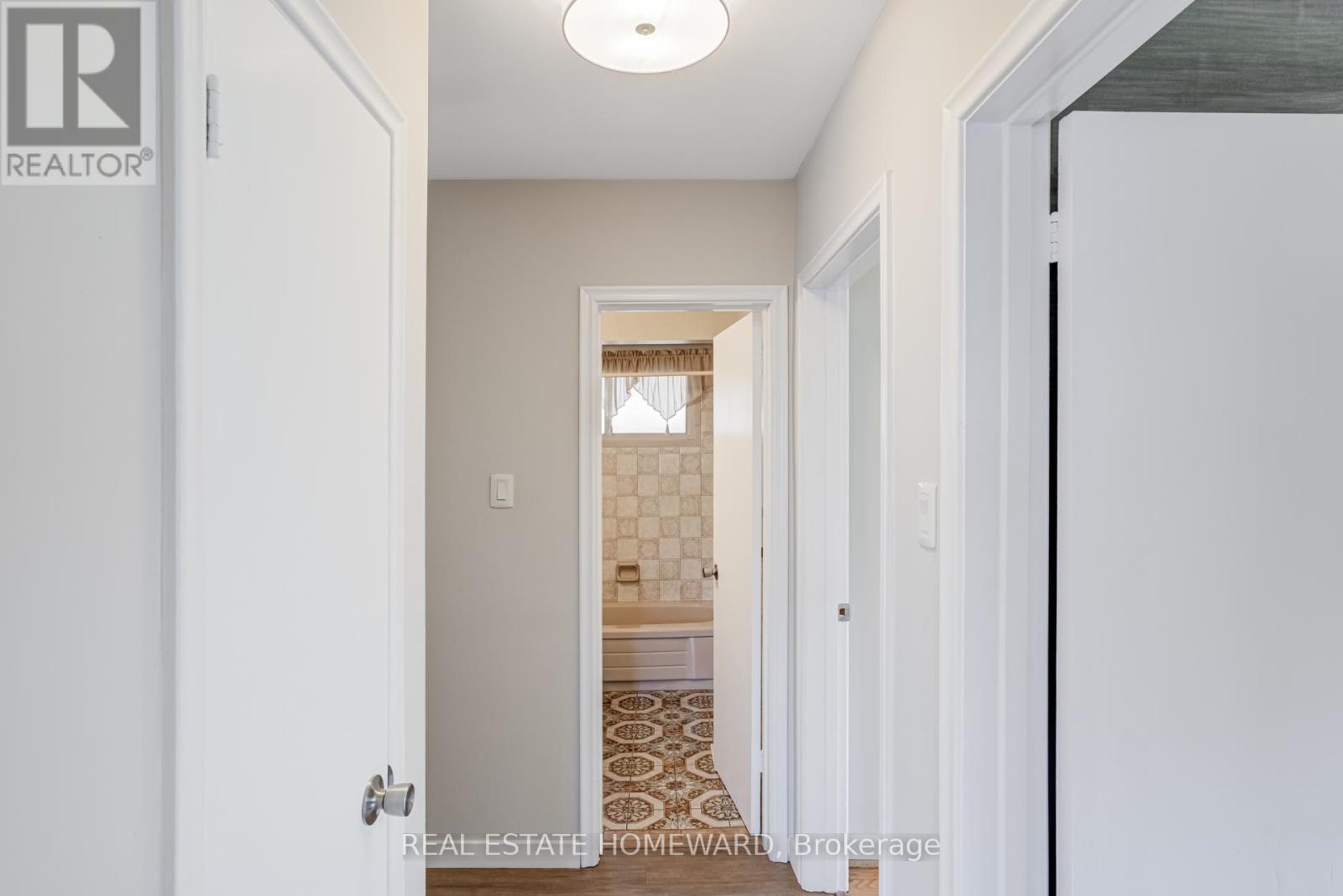 7 Jacinta Drive, Toronto, Ontario  M6L 1H6 - Photo 21 - W12437024