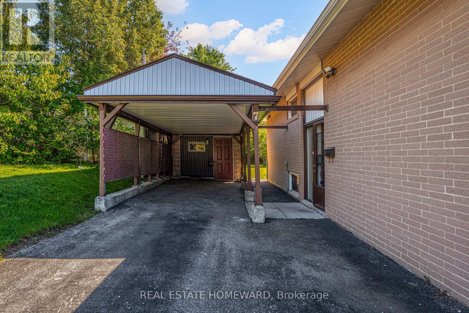 7 Jacinta Drive, Toronto, Ontario  M6L 1H6 - Photo 3 - W12437024