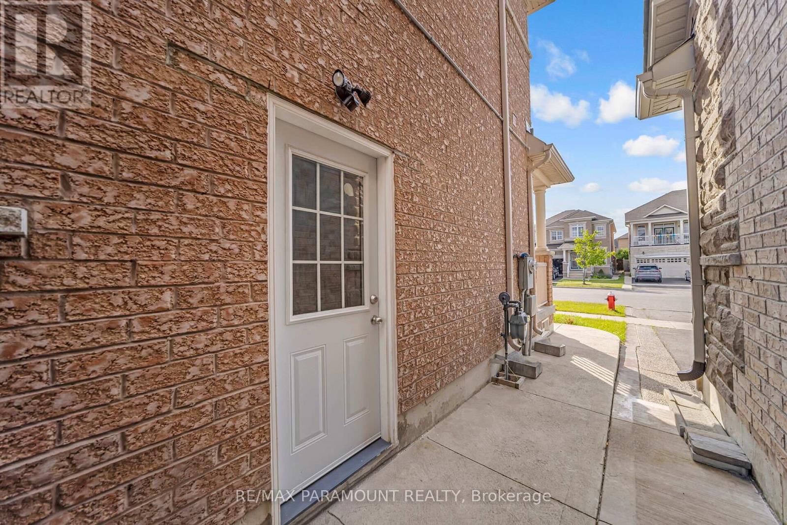 11 Moonland Road, Brampton, Ontario  L6P 3Y1 - Photo 14 - W12437038