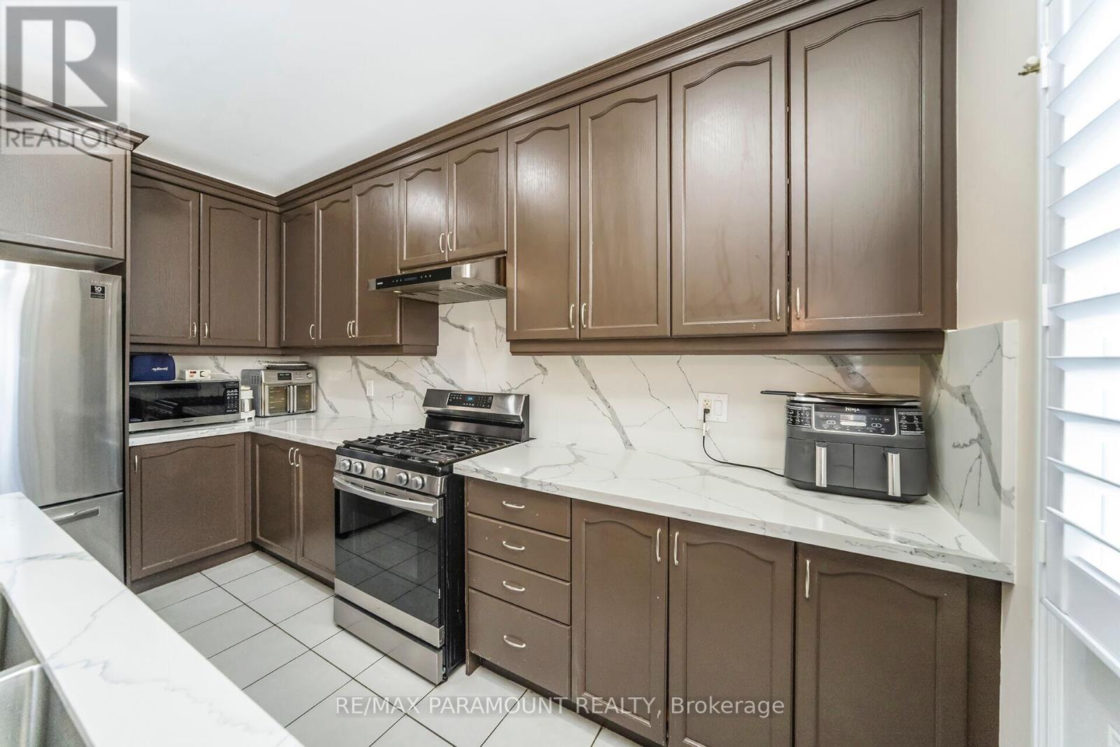 11 Moonland Road, Brampton, Ontario  L6P 3Y1 - Photo 6 - W12437038